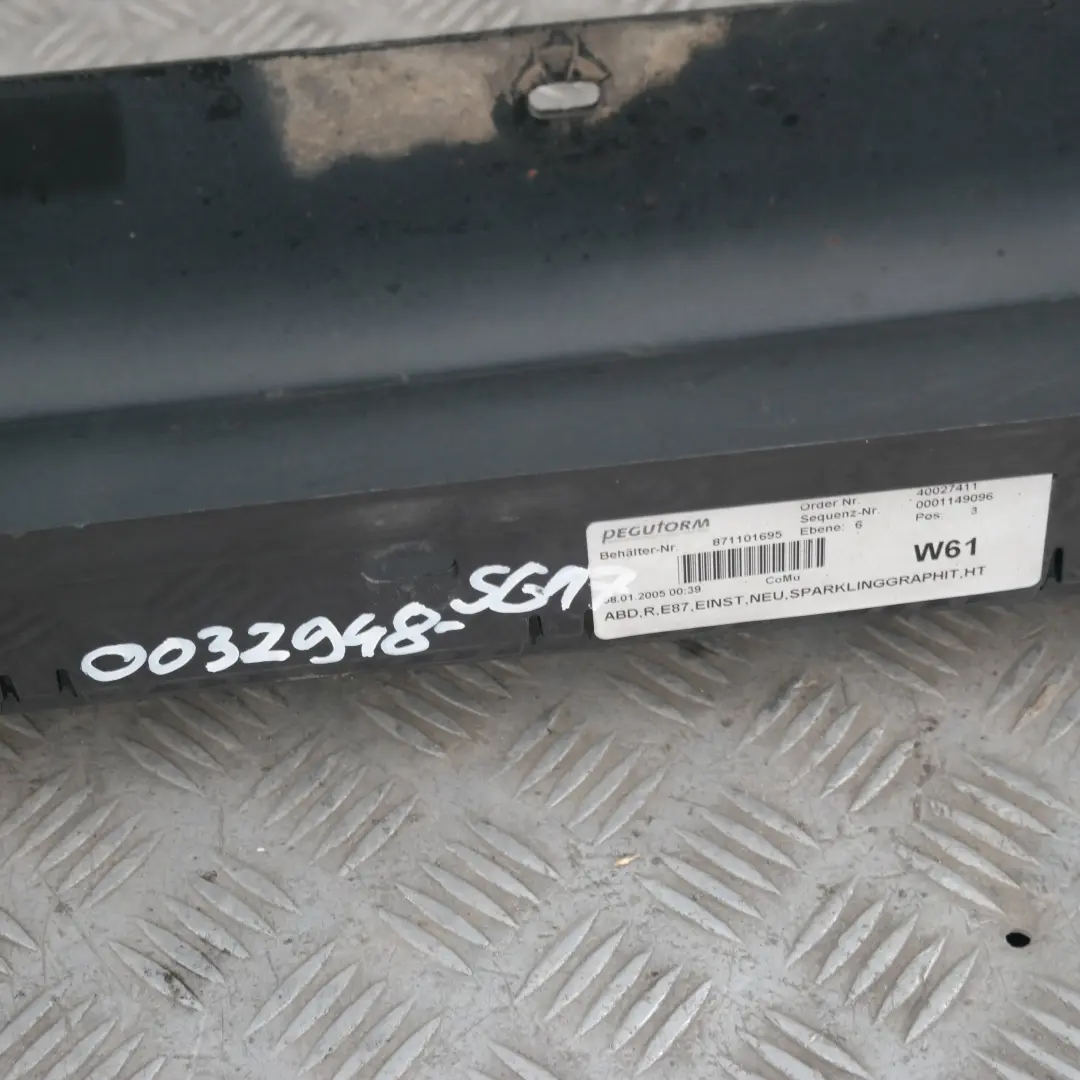 Listello Portiera Apertura Gonna Dx Frizzante Grafite Metallico per BMW E87 con numero di parte 32948 BMW E87 Listello Portiera Apertura Gonna Dx Frizzante Grafite Metallico - SKU 0032948-SG17 - Numero di parte 32948