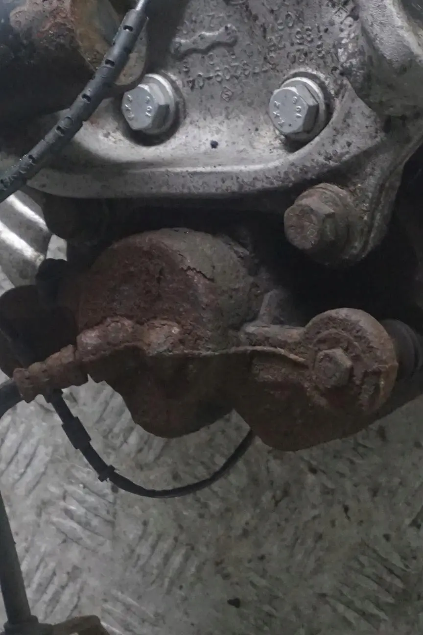 BMW E81 116d N47 Delantero Izquierdo Muelle Strut Freno Suspension Pata Buje - SKU 6786021-7 - Número de pieza 6786021