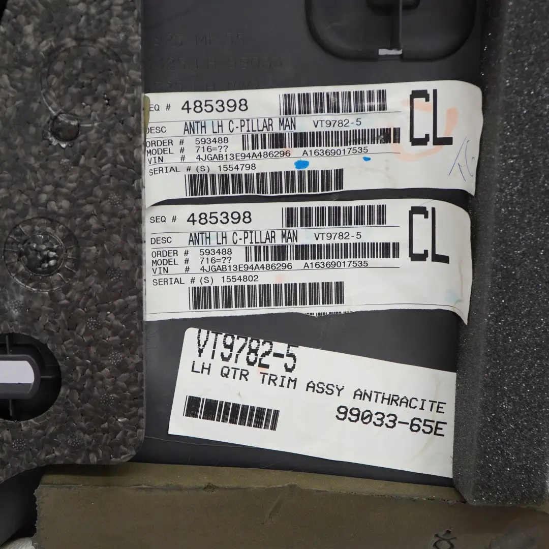 Tapicerka boczek bagażnika lewy do MERCEDES ML W163 o numerze A1636901753 MERCEDES ML W163 Tapicerka boczek bagażnika lewy - SKU A1636901753 - Numer Części A1636901753