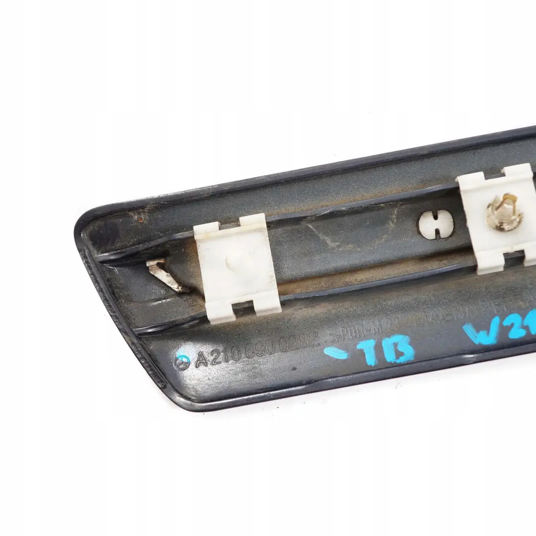 Mercedes-Benz E W210 Kotflügel Vorne Rechts Zierleiste Tanzanite Blue 359 für mit Teilenummer A2106900282 Mercedes-Benz E W210 Kotflügel Vorne Rechts Zierleiste Tanzanite Blue 359 - SKU A2106900282-TB - Teilenummer A2106900282