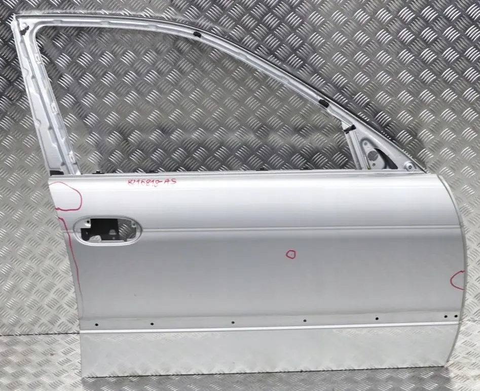 Drzwi prawe przednie arktis silber do BMW E39 o numerze 8216818 BMW E39 Drzwi prawe przednie arktis silber - SKU 8216818-AS - Numer Części 8216818