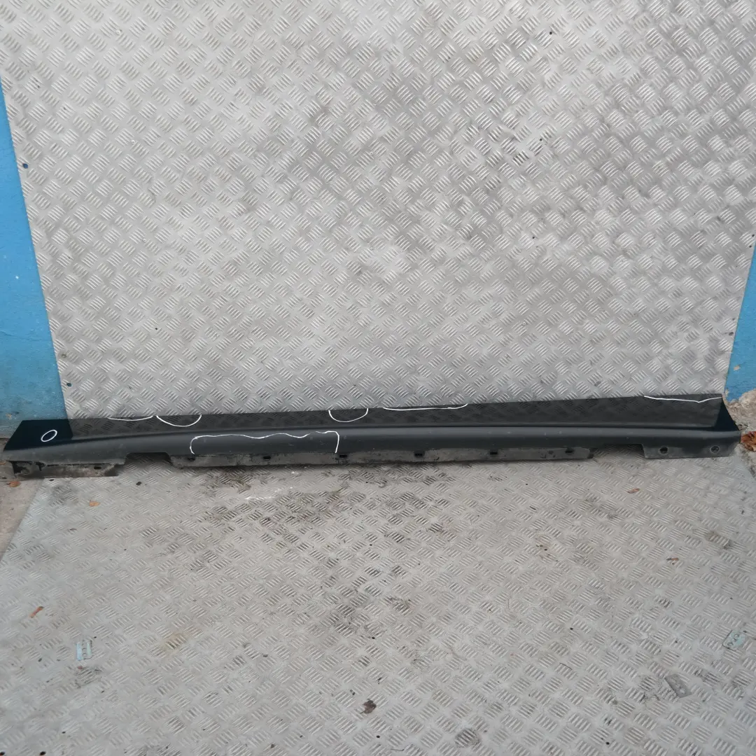 Sill Strip Faldón Lateral Izquierdo Zafiro Negro Metálico- 475 para BMW E87 10 con número de pieza 32949 BMW E87 10 Sill Strip Faldón Lateral Izquierdo Zafiro Negro Metálico- 475 - SKU 0032949-BS10 - Número de pieza 32949