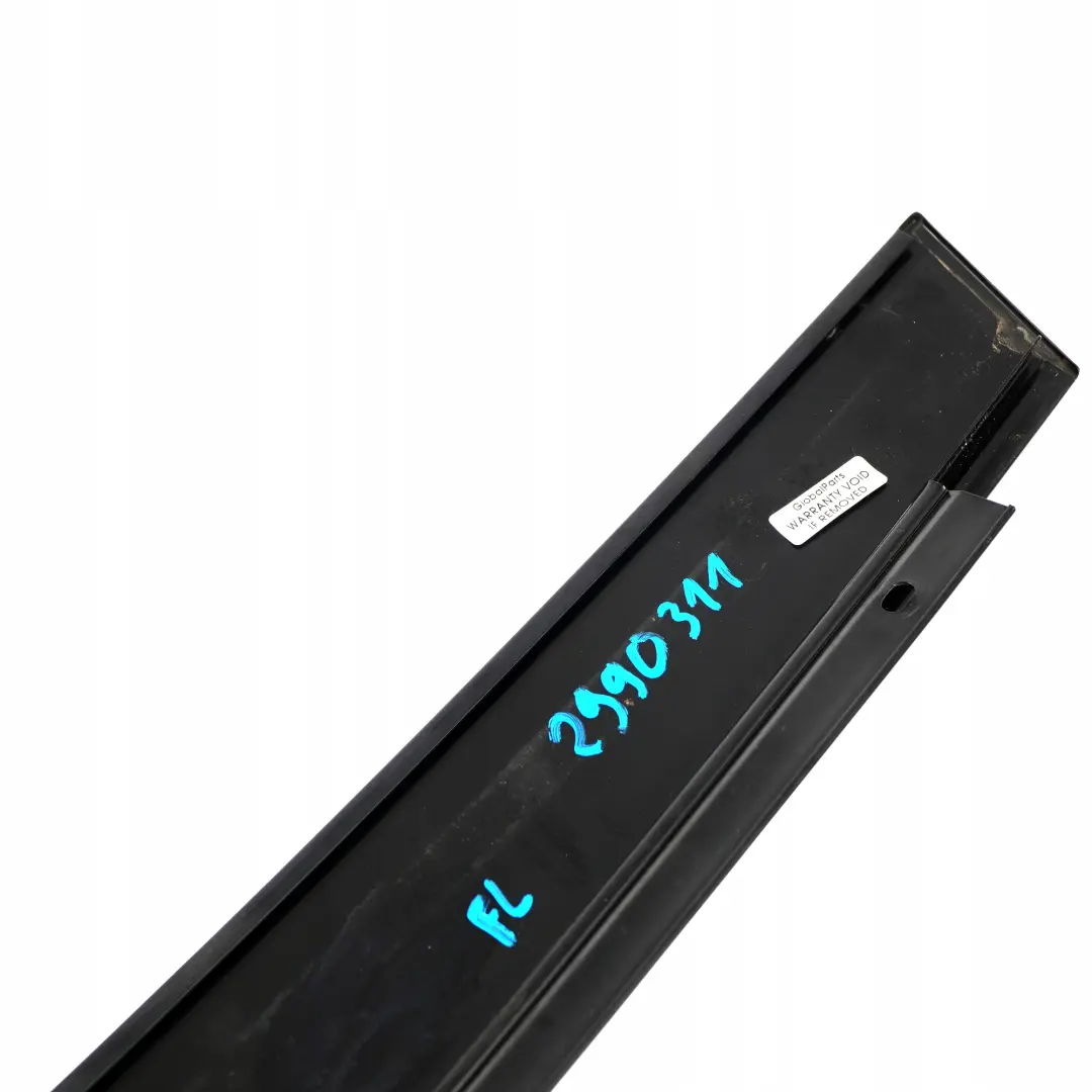 Embellecedor Puerta Pilar B Moldura Ventana Delantera Izquierda para BMW X1 E84 con número de pieza 2990311 BMW X1 E84 Embellecedor Puerta Pilar B Moldura Ventana Delantera Izquierda - SKU 2990311 - Número de pieza 2990311