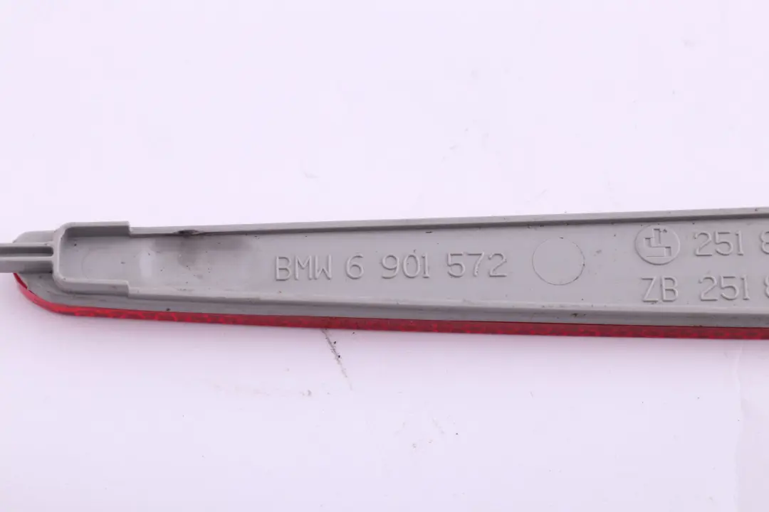 Reflector Derecho Tapa Inferior Maletero Lado Trasero Conductor para BMW X5 E53 con número de pieza 6901572 BMW X5 E53 Reflector Derecho Tapa Inferior Maletero Lado Trasero Conductor - SKU 6901572 - Número de pieza 6901572