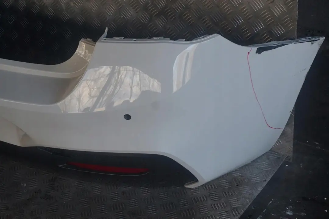 BMW Série 1 F20 F21 LCI 1 M Sport Pare-chocs arrière blanc alpin - 300 - SKU 8064151-AW1 - Numéro de pièce 8064151