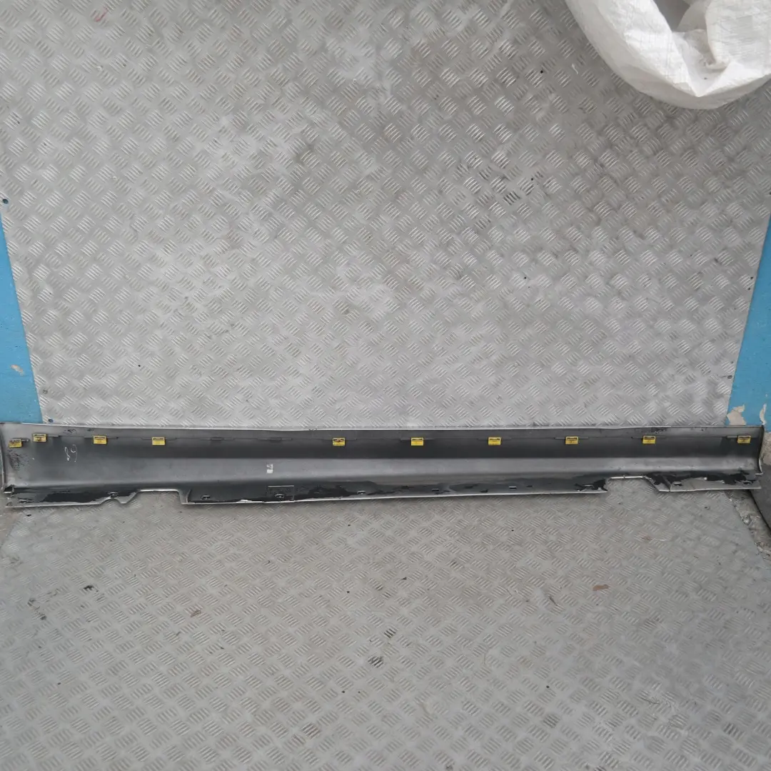 Sill Strip Faldón Lateral Izquierdo Titansilber Silver para BMW 1 E90 E91 con número de pieza 32951 BMW 1 E90 E91 Sill Strip Faldón Lateral Izquierdo Titansilber Silver - SKU 0032951-TS11 - Número de pieza 32951
