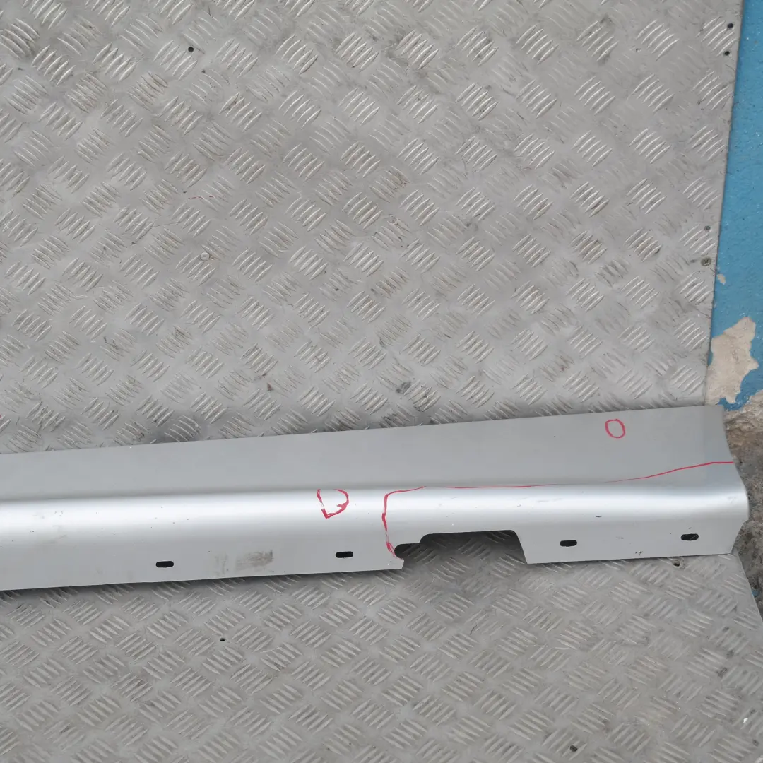 Nakładka próg lewy titansilber 354 do BMW E87 o numerze 32949 BMW E87 Nakładka próg lewy titansilber 354 - SKU 0032949-TS15 - Numer Części 32949