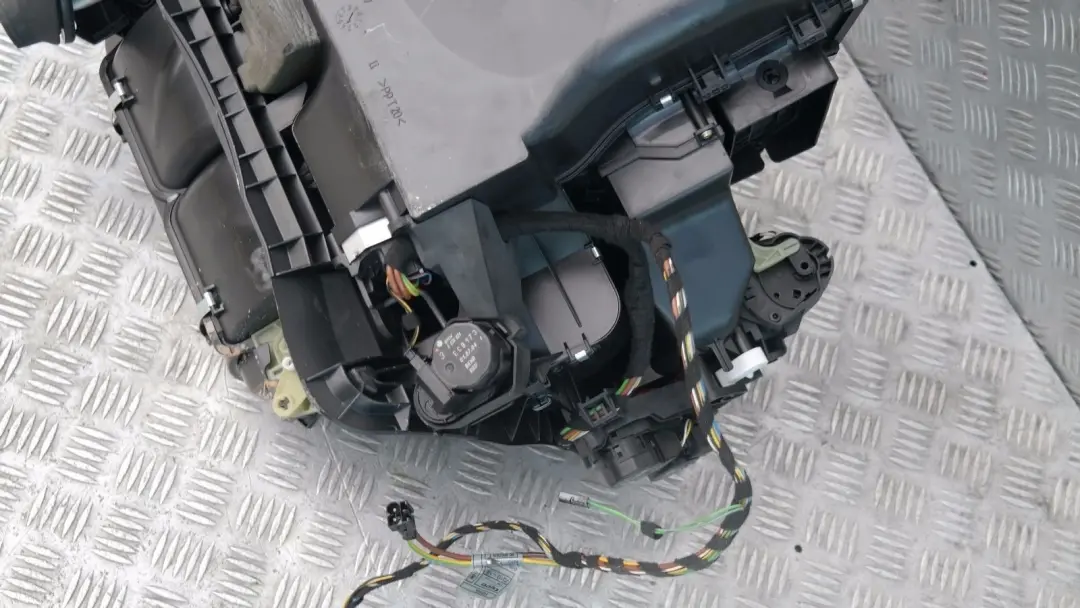 Leergehäuse Heiz Klimagerät Klimakaste für BMW 3 X3 er E46 E83 mit Teilenummer 64113400552 BMW 3 X3 er E46 E83 Leergehäuse Heiz Klimagerät Klimakaste - SKU 3400552 - Teilenummer 64113400552