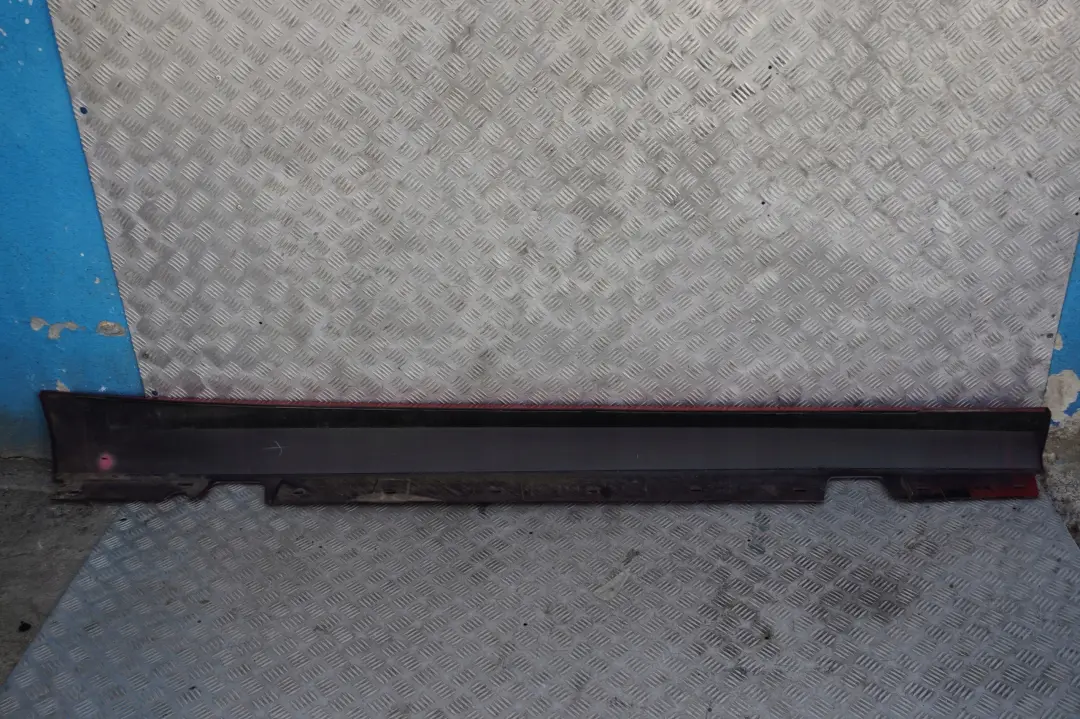Sill strip faldon lateral izquierdo Karmesinrot Rojo Carmesi para BMW E90 E91 LCI con número de pieza 0037059 BMW E90 E91 LCI Sill strip faldon lateral izquierdo Karmesinrot Rojo Carmesi - SKU 0037059-KAR - Número de pieza 0037059