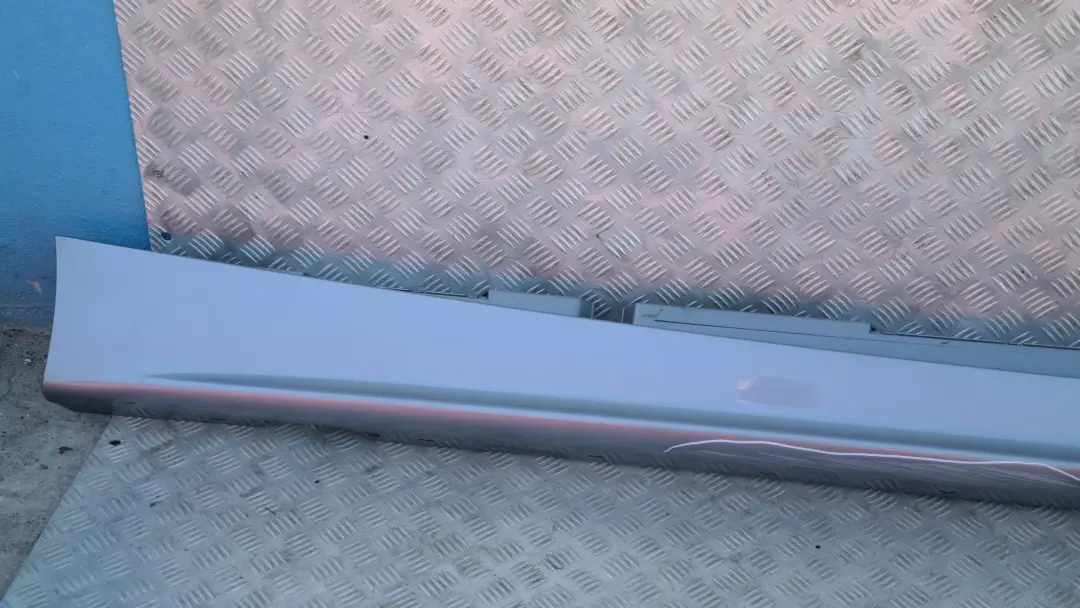 Schwellerleiste Blende Schweller rechts Quarzblau Blau Metallic für BMW 1 er E87 mit Teilenummer 51770032948 BMW 1 er E87 Schwellerleiste Blende Schweller rechts Quarzblau Blau Metallic - SKU 0032948-QB6 - Teilenummer 51770032948