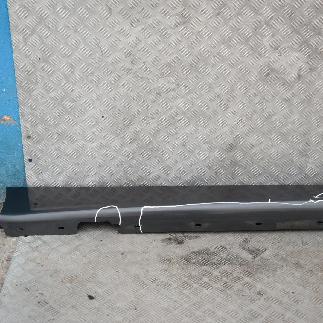 Faldón lateral derecho Sparkling Graphite Metallic para BMW 17 E87 con número de pieza 32948 BMW 17 E87 Faldón lateral derecho Sparkling Graphite Metallic - SKU 0032948-SG17 - Número de pieza 32948