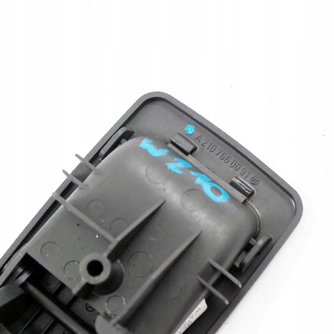 Mercedes-Benz S210 Hayon Coffre Poignee Interieur pour à propos du numéro de pièce A2107660091 Mercedes-Benz S210 Hayon Coffre Poignee Interieur - SKU A2107660091 - Numéro de pièce A2107660091
