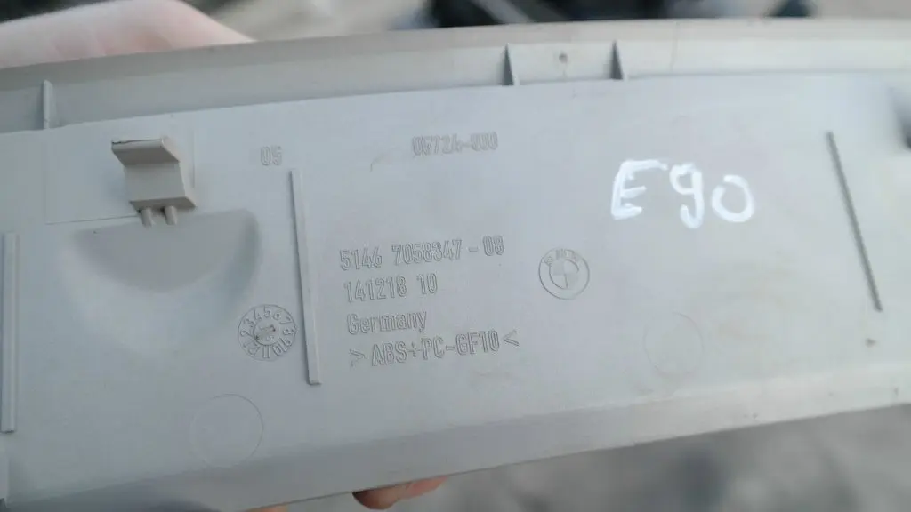 Griglia ventilazione posteriore pacchi Pannello rivestimento BEIGE per BMW E90 E90N con numero di parte 51467139341 BMW E90 E90N Griglia ventilazione posteriore pacchi Pannello rivestimento BEIGE - SKU 7139341 - Numero di parte 51467139341