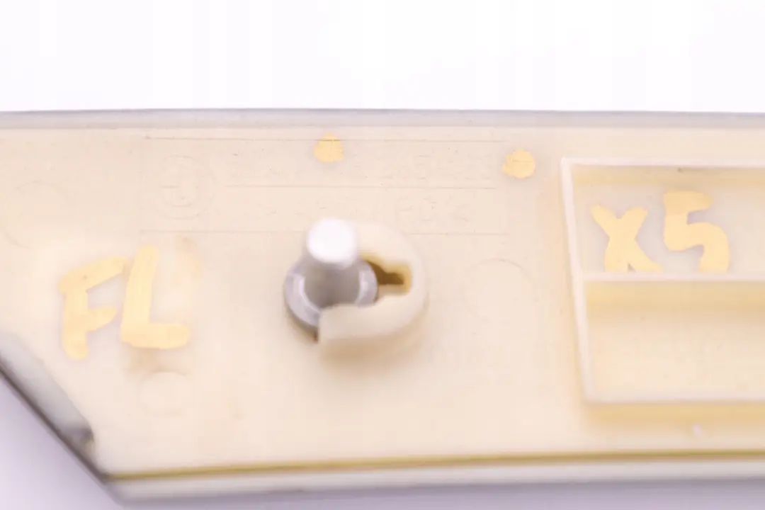 Listwa Drzwi Lewy Przód Titan do BMW E53 X5 o numerze 8265483 BMW E53 X5 Listwa Drzwi Lewy Przód Titan - SKU 8261743 - Numer Części 8265483