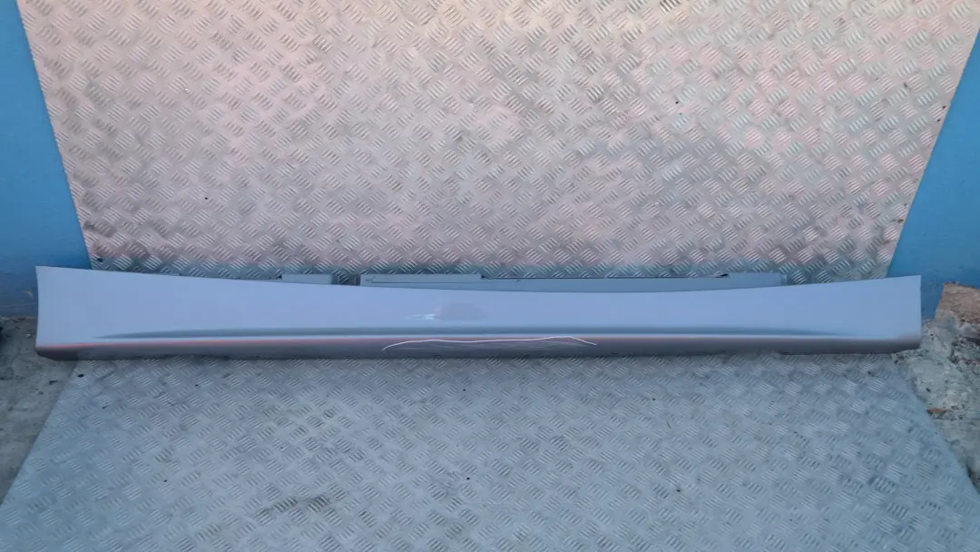 Sill strip side skirt right O/S Quarzblau Blue Metallic A18 to BMW 1 SERIES 6 E87 with Part number 51770032948 BMW 1 SERIES 6 E87 Sill strip side skirt right O/S Quarzblau Blue Metallic A18 - SKU 0032948-QB6 - Part number 51770032948
