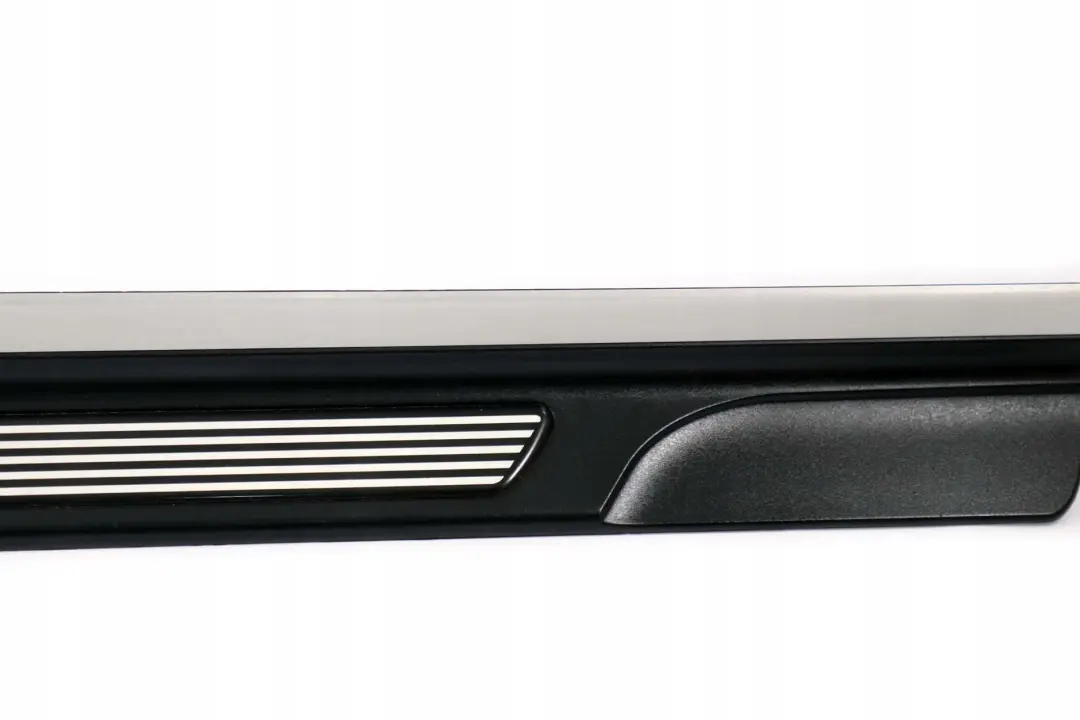 Copertura Ingresso M Sport Pannello Rivestimento Destro 8204117 per BMW E46 con numero di parte 7891930 BMW E46 Copertura Ingresso M Sport Pannello Rivestimento Destro 8204117 - SKU 7891930 - Numero di parte 7891930