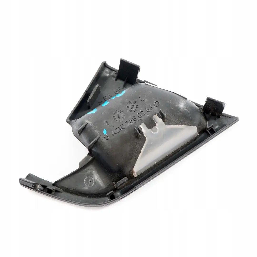 Mercedes-Benz Classe E W210 Porta Sinistra N/S Maniglia Copertura per con numero di parte A2107660364 Mercedes-Benz Classe E W210 Porta Sinistra N/S Maniglia Copertura - SKU A2107660364 - Numero di parte A2107660364