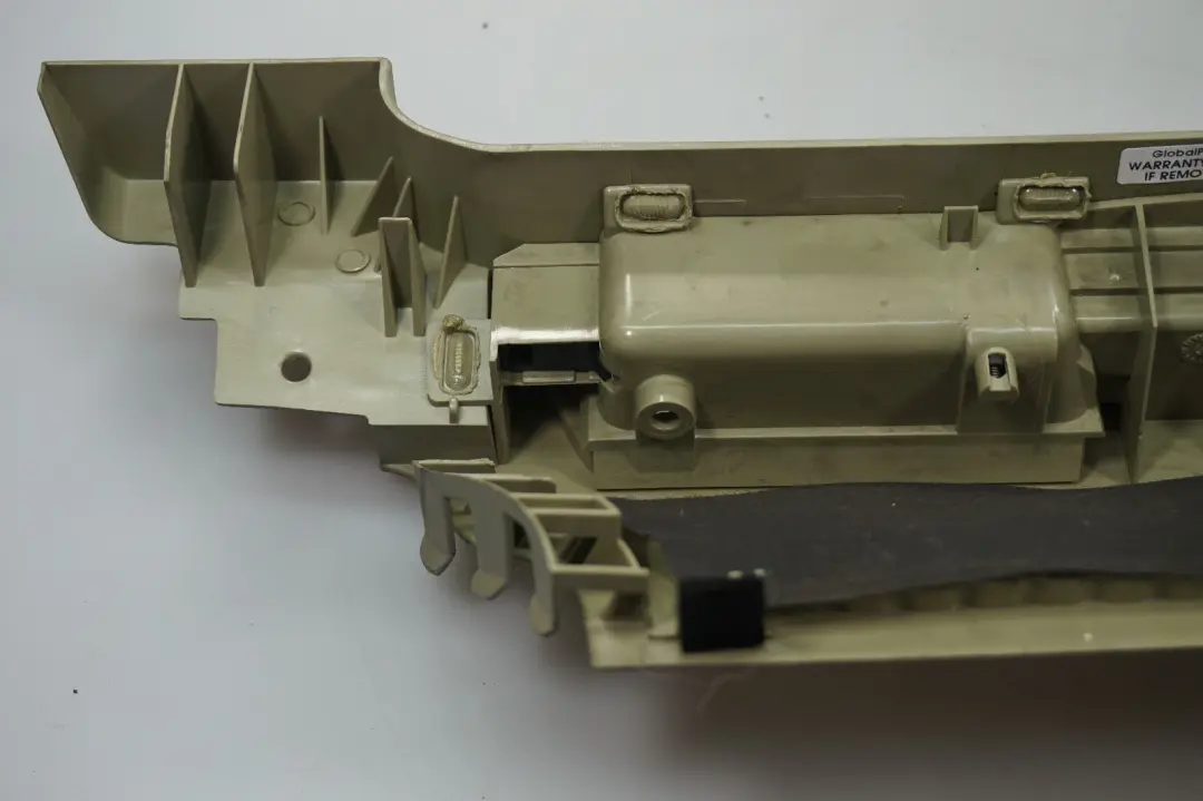 Kratka osłona bagażnika prawa zielona do BMW E53 X5 o numerze 7027134 BMW E53 X5 Kratka osłona bagażnika prawa zielona - SKU 7025956 - Numer Części 7027134