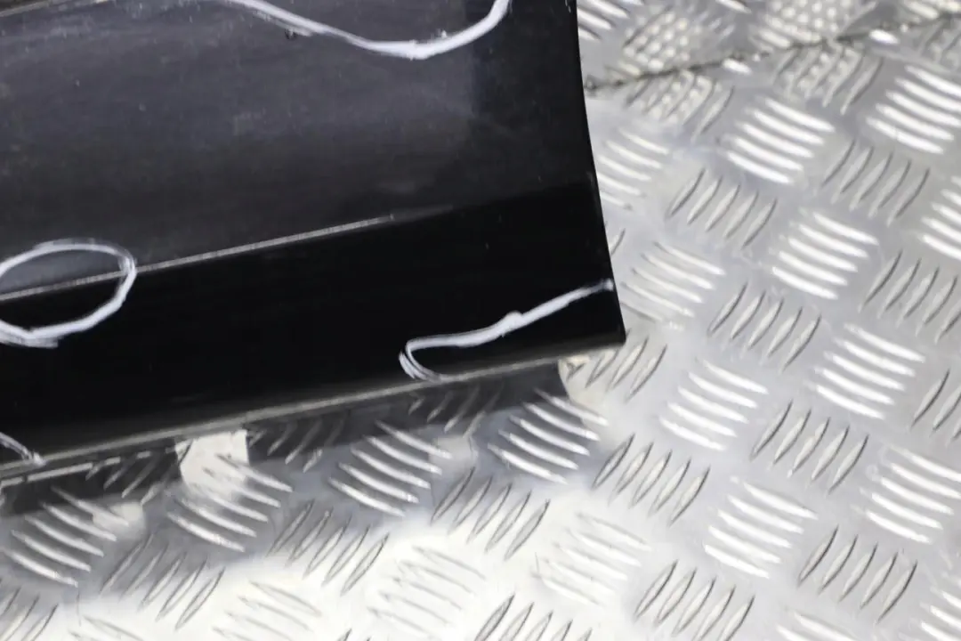 Listello Portiera Apertura Gonne SX Nero per BMW E81 E82 E88 con numero di parte 51770036143 BMW E81 E82 E88 Listello Portiera Apertura Gonne SX Nero - SKU 0036143-SCH4 - Numero di parte 51770036143