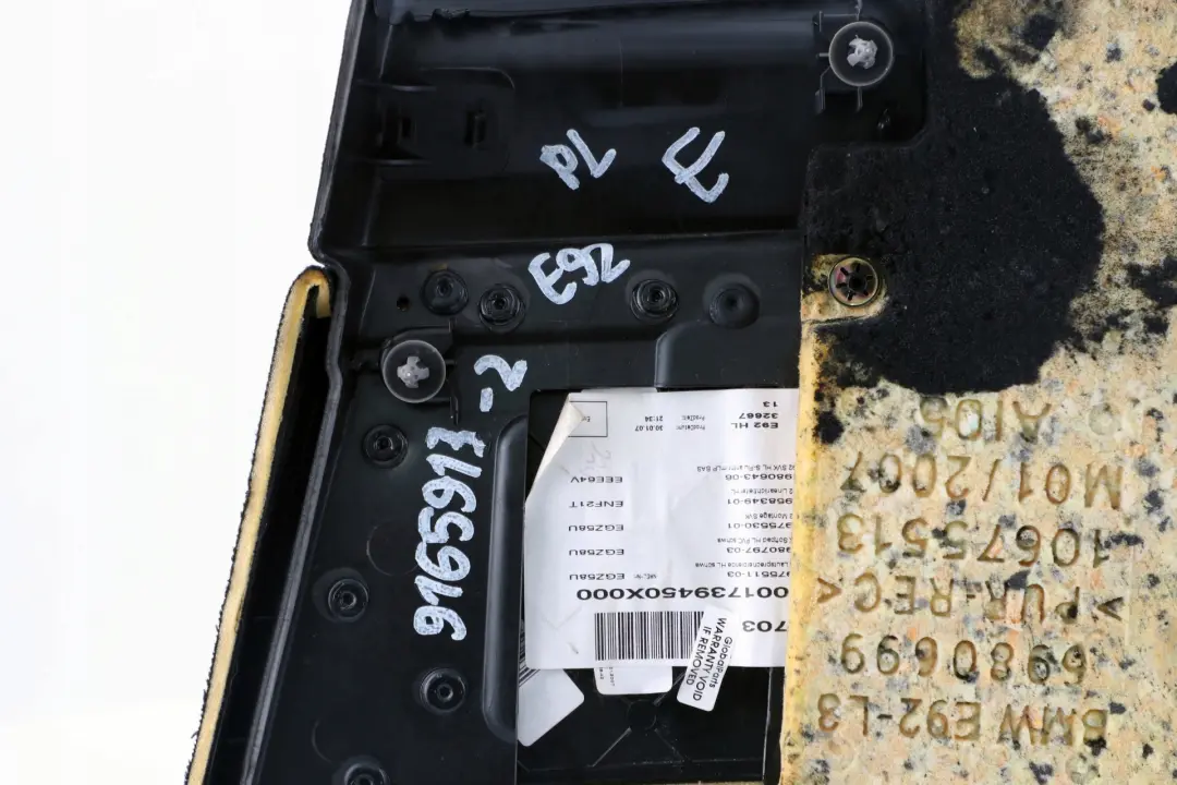 Rivestimento Laterale Posteriore Sinistra Antracite per BMW E92 Coupe con numero di parte 9165913 BMW E92 Coupe Rivestimento Laterale Posteriore Sinistra Antracite - SKU 9165913 - Numero di parte 9165913