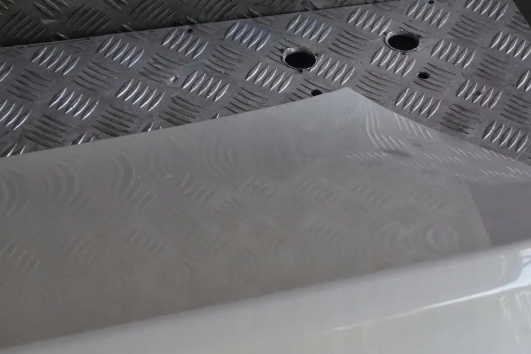 Trunk Lid Boot Tailgate Alpinweiss Alpine White - 300 to BMW 7 E65 E66 E67 with Part number 7049252 BMW 7 E65 E66 E67 Trunk Lid Boot Tailgate Alpinweiss Alpine White - 300 - SKU 7049252-AW - Part number 7049252