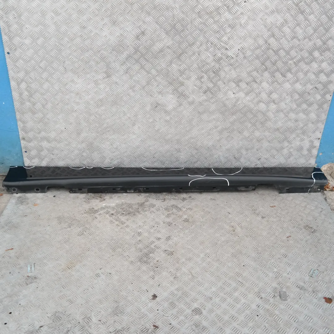Listón de umbral Faldón lateral derecho Zafiro negro metalizado - 475 para BMW E87 con número de pieza 32948 BMW E87 Listón de umbral Faldón lateral derecho Zafiro negro metalizado - 475 - SKU 0032948-BS13 - Número de pieza 32948