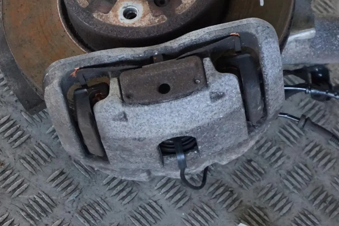 BMW E61 520d M47N2 Delantero Izquierdo Muelle Freno Suspensión Pata Buje Eje - SKU 6768795 - Número de pieza 6768795