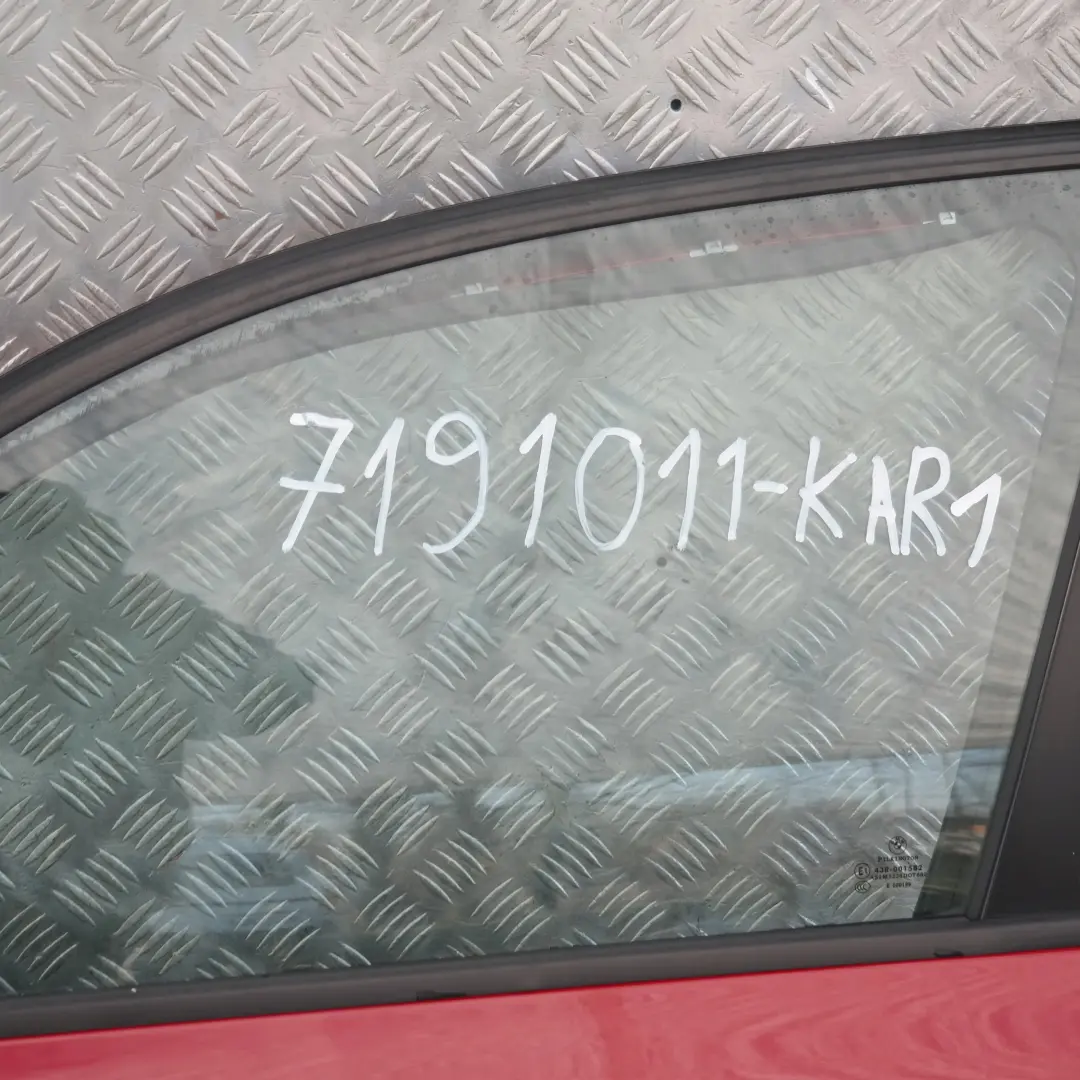 Porta anteriore sinistra Karmesinrot Rosso - A61 per BMW E87 con numero di parte 7191011 BMW E87 Porta anteriore sinistra Karmesinrot Rosso - A61 - SKU 7191011-KAR1 - Numero di parte 7191011