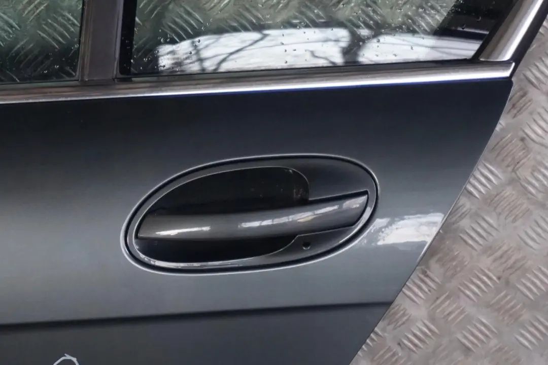 Drzwi lewe tylne tył Titangrau do BMW 7 E65 o numerze 7202083 BMW 7 E65 Drzwi lewe tylne tył Titangrau - SKU 7202083-TGR - Numer Części 7202083