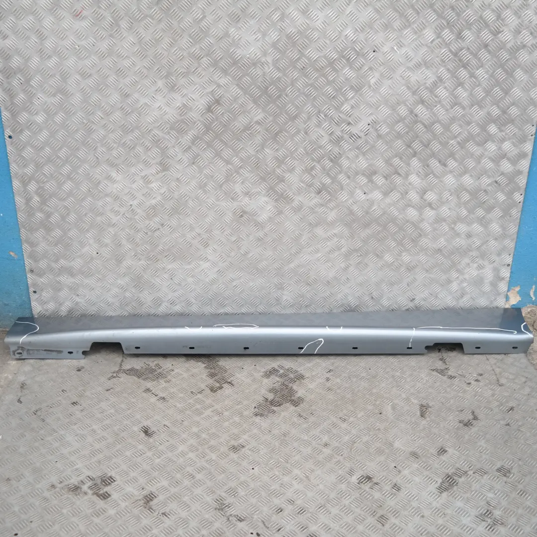 Schwellerleiste Blende Schweller links Quarzblau Blau Metallic für BMW 1 er E87 mit Teilenummer 32949 BMW 1 er E87 Schwellerleiste Blende Schweller links Quarzblau Blau Metallic - SKU 0032949-QB20 - Teilenummer 32949