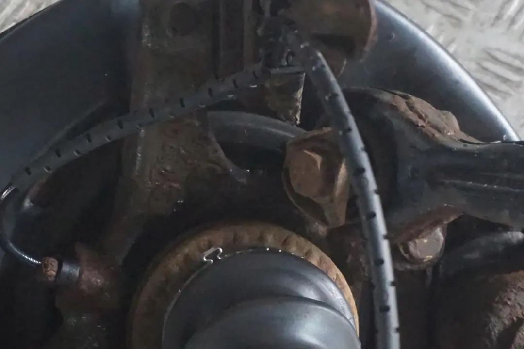 BMW E87 LCI 116i N43 1.6 Trasero Izquierdo Resorte Pierna Freno Suspensión Cubo - SKU 6774809-22 - Número de pieza 6774809
