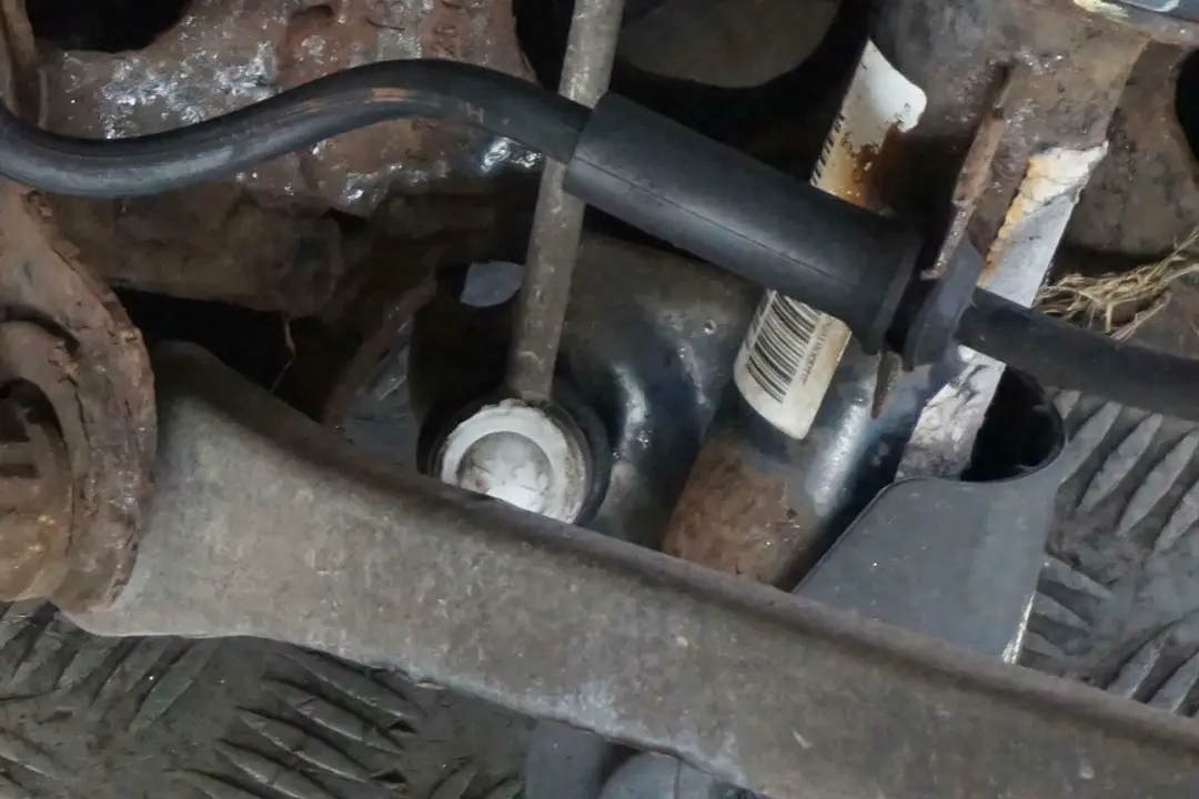 MINI R52 W10 1.6 90HP Zwrotnica amortyzator lewy - SKU 6781135-3 - Numer Części 6781135
