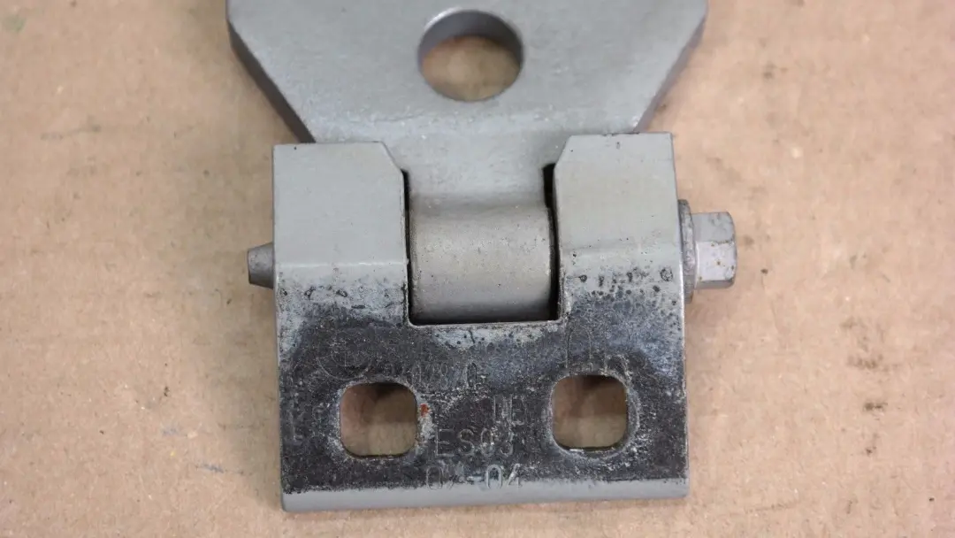 Puerta Trasera Derecha Bisagra Superior Gris Plata A08 para BMW E83 con número de pieza 3402820 BMW E83 Puerta Trasera Derecha Bisagra Superior Gris Plata A08 - SKU 3422370-SBG - Número de pieza 3402820