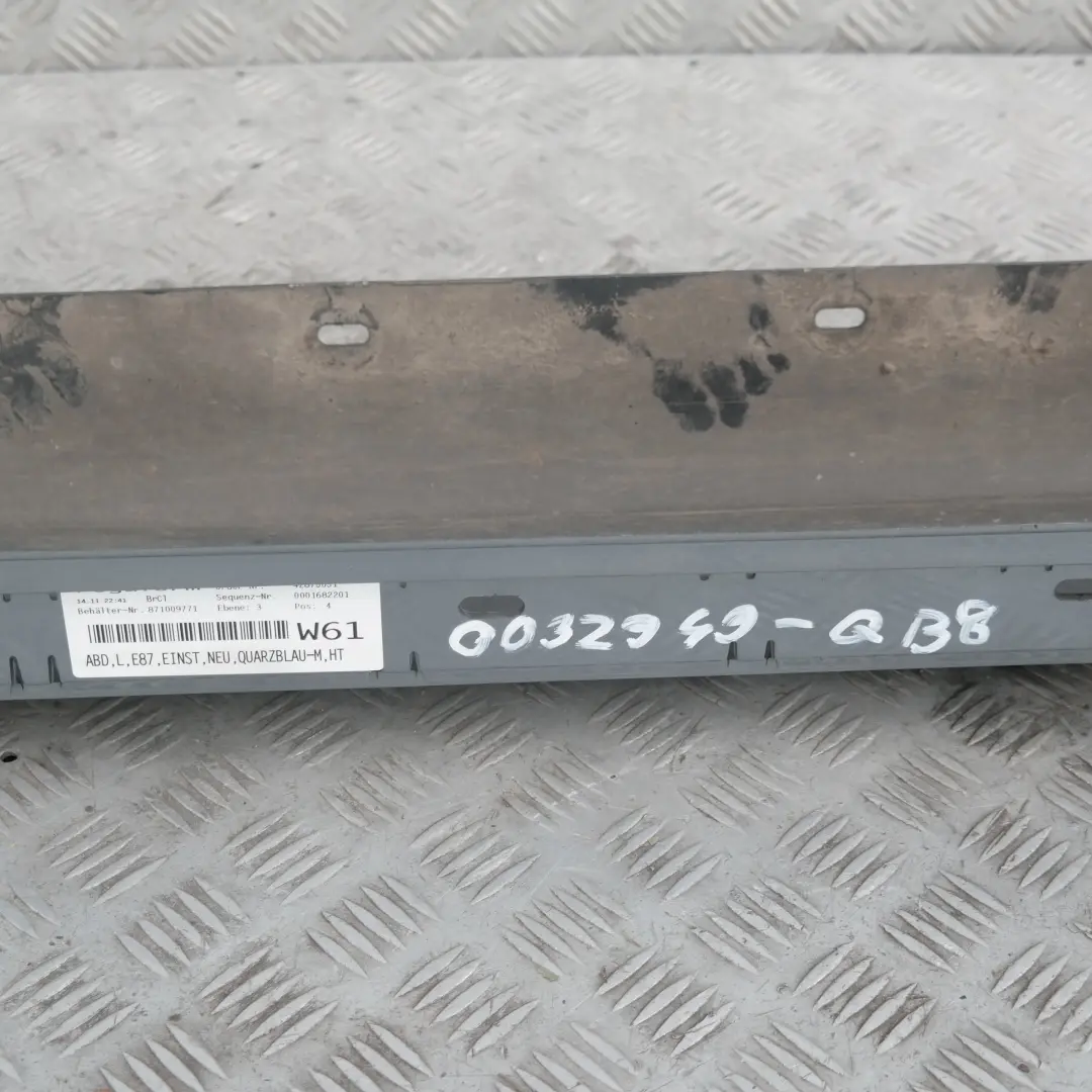 Nakładka próg lewy Quarzblau A18 do BMW E87 o numerze 32949 BMW E87 Nakładka próg lewy Quarzblau A18 - SKU 0032949-QB8 - Numer Części 32949