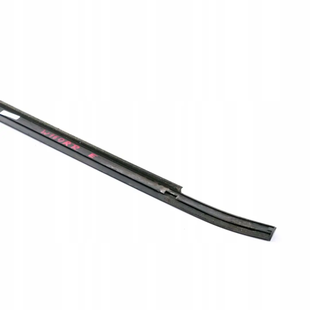Mercedes-Benz W169 Porte Arriere Droite Fenetre Garde-Corps pour à propos du numéro de pièce A1697350465 Mercedes-Benz W169 Porte Arriere Droite Fenetre Garde-Corps - SKU A1697350465 - Numéro de pièce A1697350465