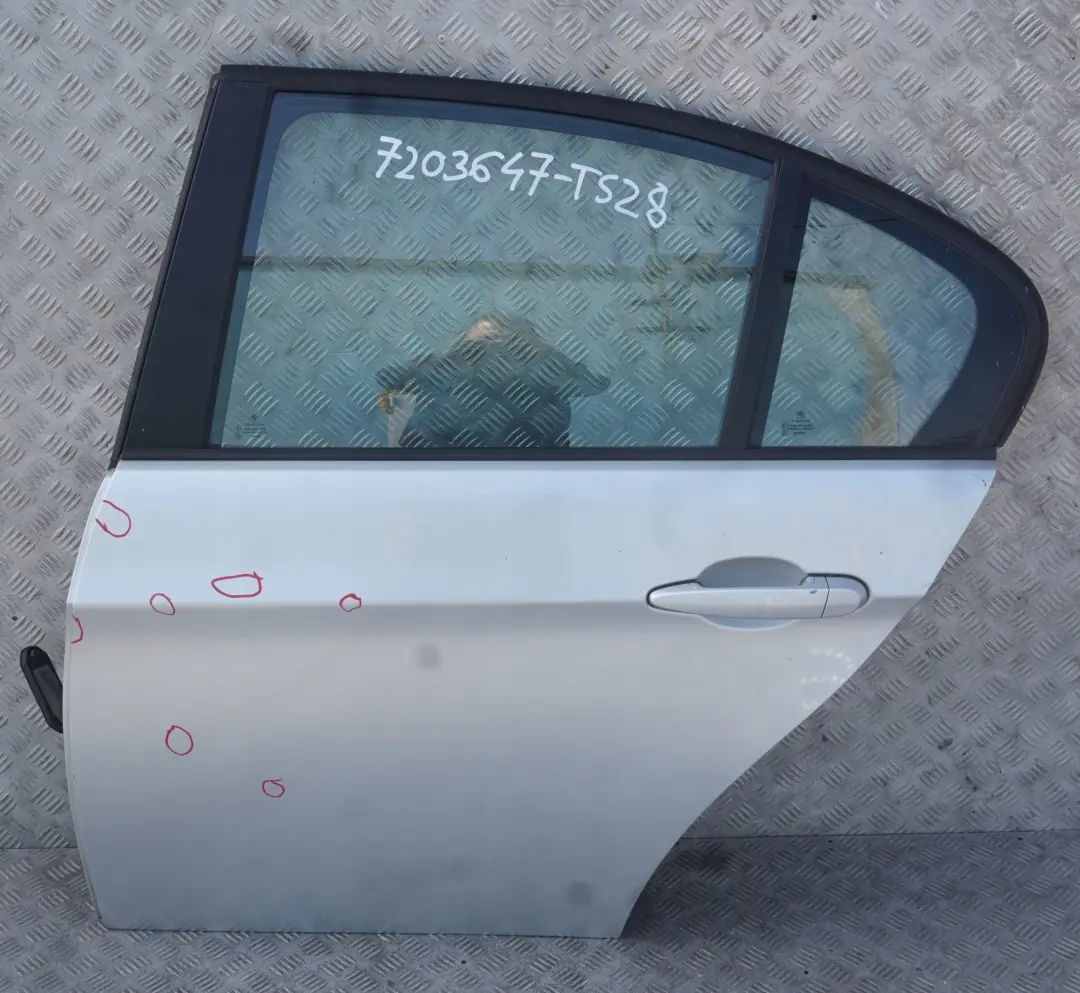 Lato Porta Posteriore Sinistra Argento-Titanio Argento per BMW E90 LCI con numero di parte 7203647 BMW E90 LCI Lato Porta Posteriore Sinistra Argento-Titanio Argento - SKU 7203647-TS28 - Numero di parte 7203647