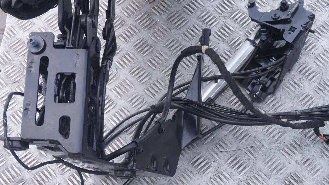 Dach składany schwarz do BMW E64 Cabrio o numerze 7003099 BMW E64 Cabrio Dach składany schwarz - SKU 7003099 - Numer Części 7003099