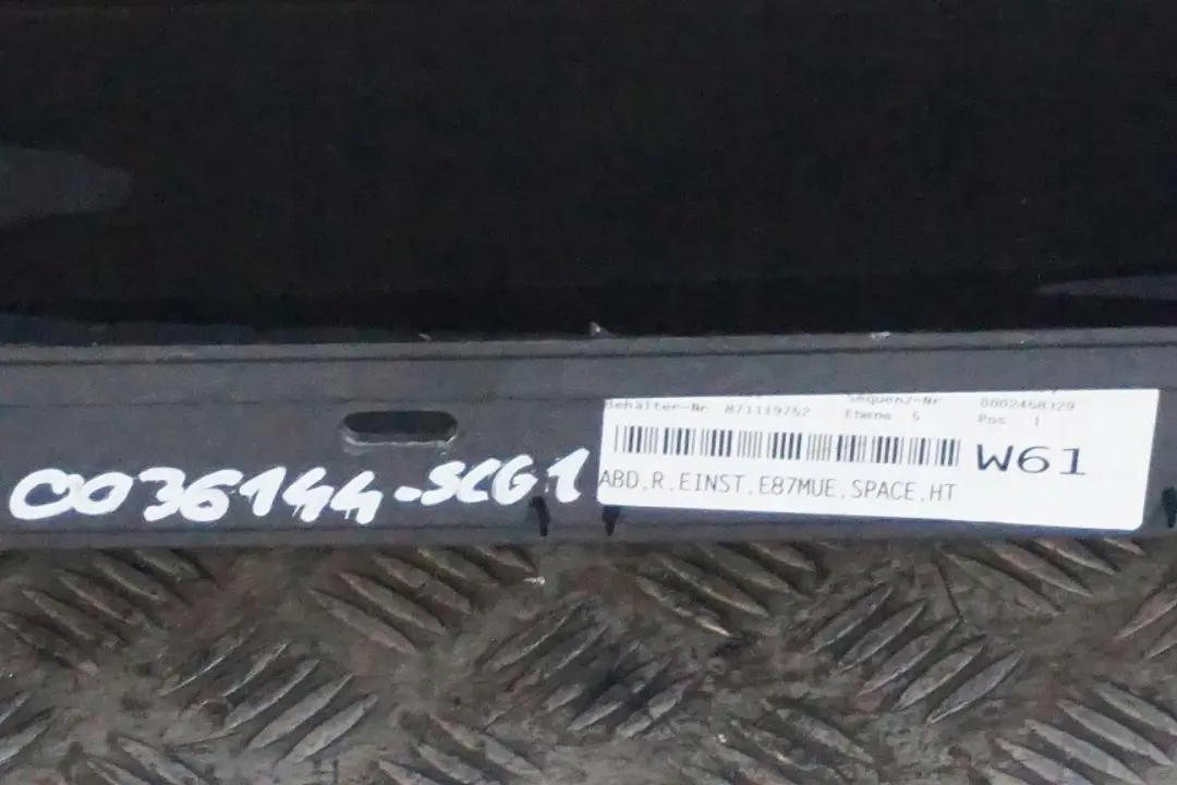 Sill Strip Faldon Lateral Derecho Spacegrau Gris Espacial para BMW E87 LCI 1 con número de pieza 0036144 BMW E87 LCI 1 Sill Strip Faldon Lateral Derecho Spacegrau Gris Espacial - SKU 0036144-SCG1 - Número de pieza 0036144