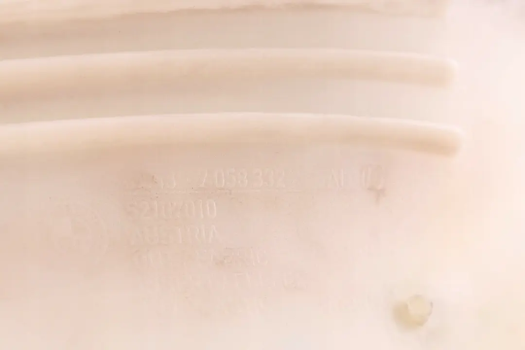 Couverture A Colonne avant Droit Gris Capot 7058332 pour BMW 3 E90 E91 à propos du numéro de pièce 7124772 BMW 3 E90 E91 Couverture A Colonne avant Droit Gris Capot 7058332 - SKU 7124772 - Numéro de pièce 7124772