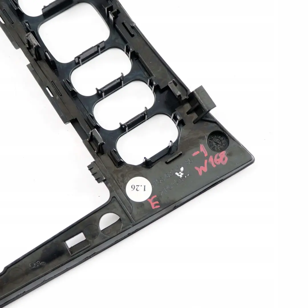 Osłona ramka panelu konsoli do Mercedes A W168 o numerze A1686802136 Mercedes A W168 Osłona ramka panelu konsoli - SKU A1686802136 - Numer Części A1686802136