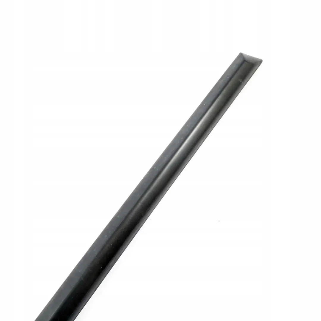 Copertura della striscia rivestimento esterna porta posteriore sinistra per BMW E36 con numero di parte 1960733 BMW E36 Copertura della striscia rivestimento esterna porta posteriore sinistra - SKU 1960733 - Numero di parte 1960733