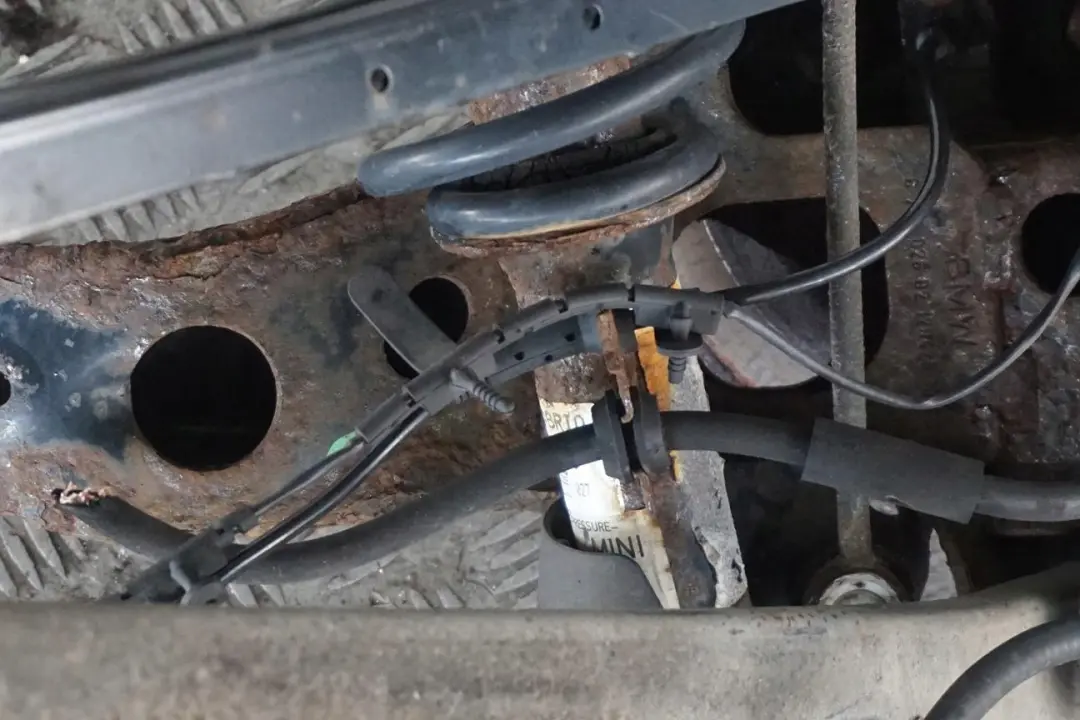 MINI R52 1.6 116HP Zwrotnica amortyzator prawy - SKU 6781135 - Numer Części 6781135