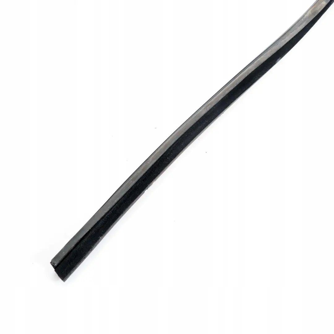 Uszczelka szyby drzwi prawy tył do BMW E36 Sedan o numerze 8213984 BMW E36 Sedan Uszczelka szyby drzwi prawy tył - SKU 8213984 - Numer Części 8213984