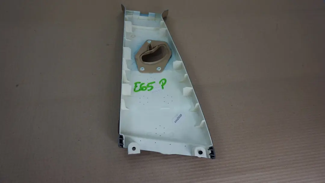 Osłona słupka górna prawa beżowa beż do BMW E65 E66 o numerze 7001980 BMW E65 E66 Osłona słupka górna prawa beżowa beż - SKU 7024744 - Numer Części 7001980