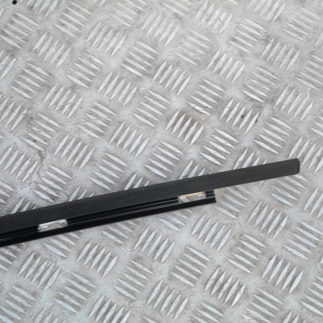 Apertura Cornice Finestrino Porta Anteriore Sinistra Nero Lucido per BMW X5 E53 con numero di parte 8257683 BMW X5 E53 Apertura Cornice Finestrino Porta Anteriore Sinistra Nero Lucido - SKU 8257683 - Numero di parte 8257683