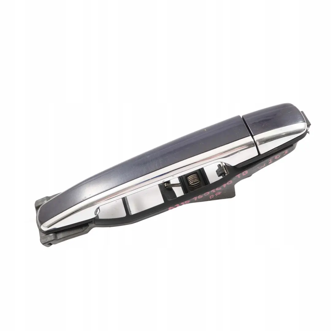 Tirador Puerta Trasera Derecha Azul Tanzanita Metalizado 359 para Mercedes E W210 con número de pieza A2107601470 Mercedes E W210 Tirador Puerta Trasera Derecha Azul Tanzanita Metalizado 359 - SKU A2107601470-TB - Número de pieza A2107601470