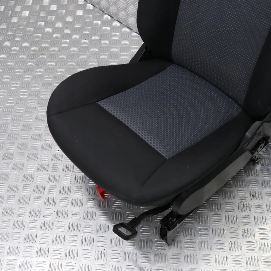 Mercedes-Benz W169 Tissu avant Droit Siege Noir / Anthracite - SKU A1699100047 - Numéro de pièce A1699100047