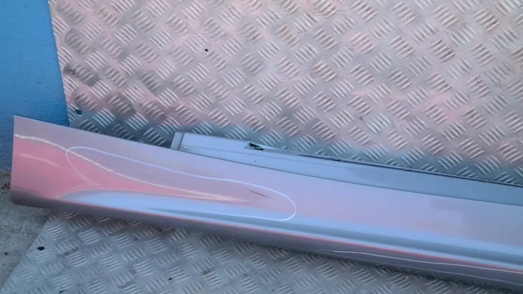 Listwa Progowa Boczna Lewa Błyszczący Metaliczny Grafit do BMW E87 o numerze 51770032949 BMW E87 Listwa Progowa Boczna Lewa Błyszczący Metaliczny Grafit - SKU 0032949-SG4 - Numer Części 51770032949