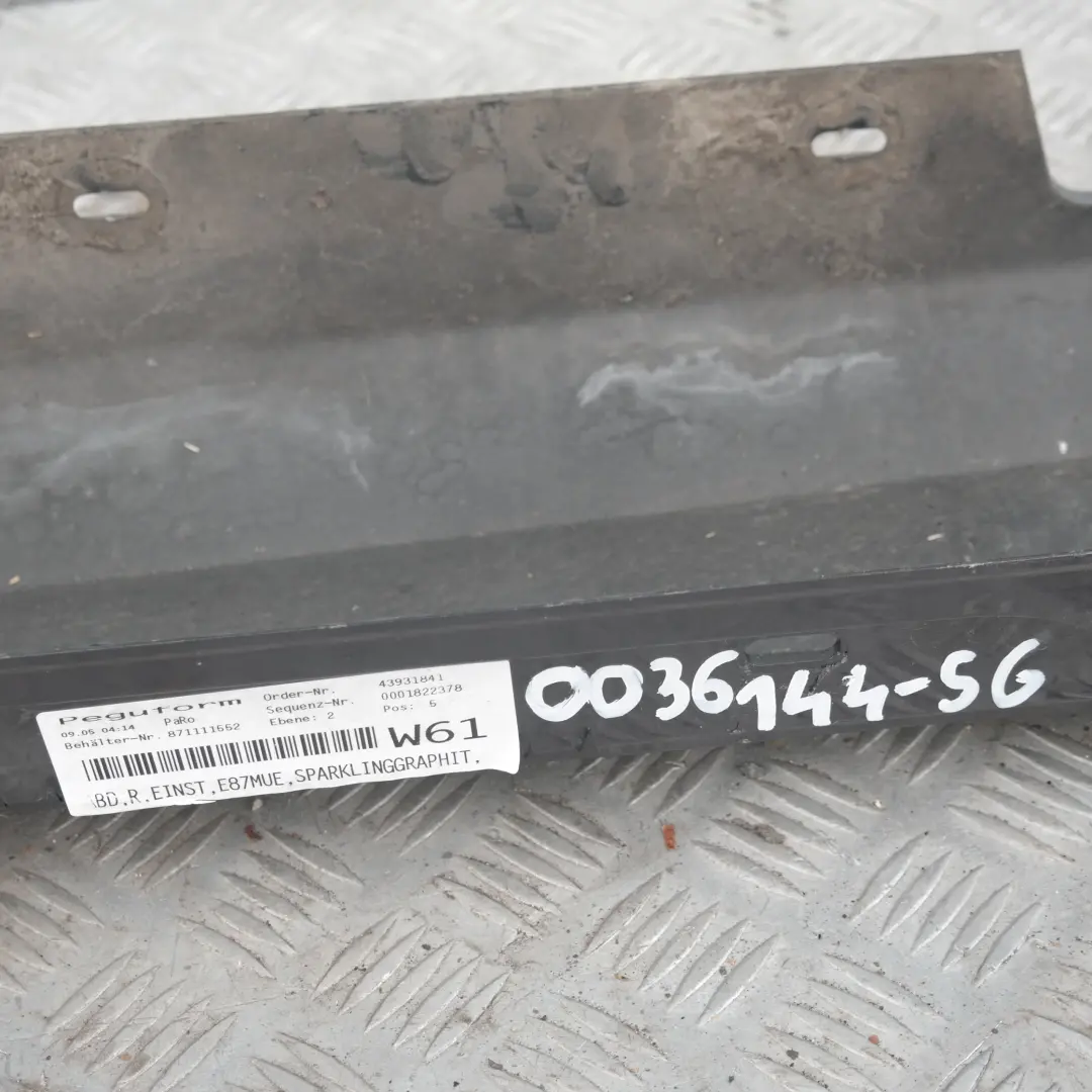 Schwellerleiste Blende Schweller rechts Sparkling Graphite A22 für BMW 1 er E87 LCI mit Teilenummer 0036144-SG BMW 1 er E87 LCI Schwellerleiste Blende Schweller rechts Sparkling Graphite A22 - SKU 0036144-SG - Teilenummer 0036144-SG