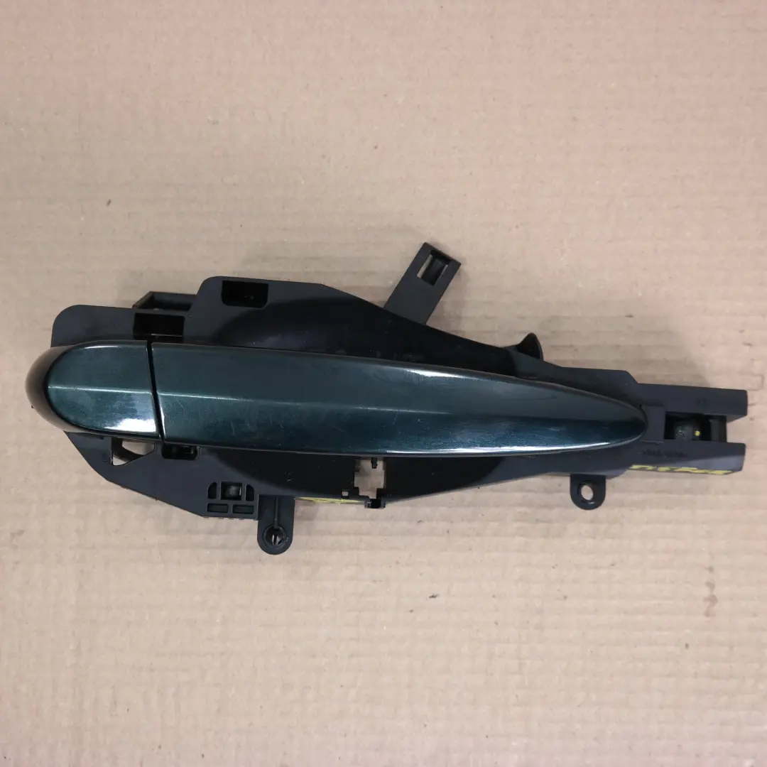 Klamka prawa tylna Tiefgruen Green do BMW E90 E91 o numerze 7060299 BMW E90 E91 Klamka prawa tylna Tiefgruen Green - SKU 7060299-TG - Numer Części 7060299